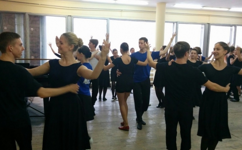 более сотни танцоров и руководителей коллективов приняли участие в мастер-классе по народной хореографии