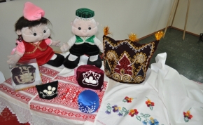 татарские женщины представили огромное количество калфаков, расшитых жемчугом и гладью