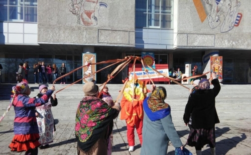 на площади перед дворцом культуры имени 1 мая прошло театрализованное представление весёлая масленица