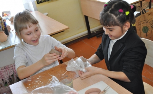 в сенгилеевской детской школе искусств прошли мастер-классы по изготовлению оберегов и игрушек