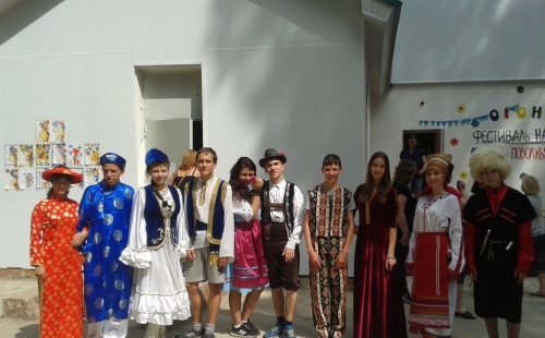 воспитанники центра «огонек» посёлка ломы совершили путешествие в мир национальных костюмов