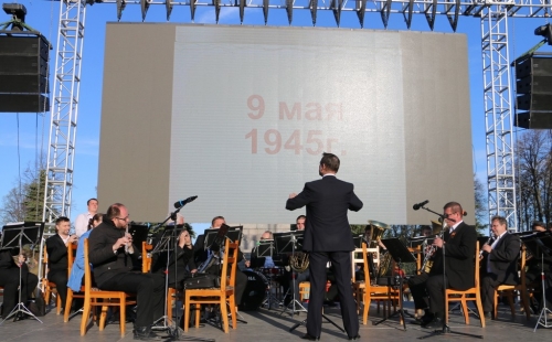 государственный духовой оркестр «держава» поздравил ульяновцев на интерактивной танцевальной  (4)