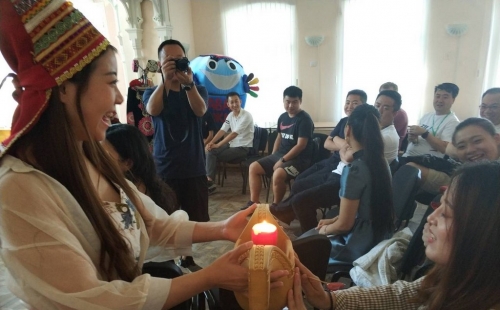 китайская молодежная делегация в доме, где дружат все народы
