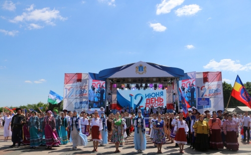 участники фестиваля «двенадцать жемчужин» из 14 субъектов рф выступили в рамках дня россии