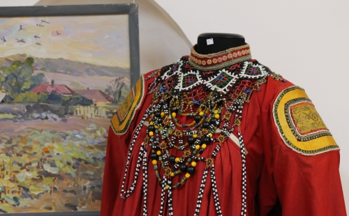 традиционные свадебные костюмы представлены в музее народного творчества