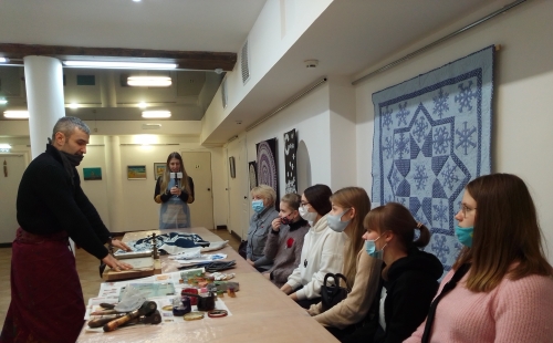 в музее народного творчества прошёл мастер-класс по линогравюре и набойке ткани.