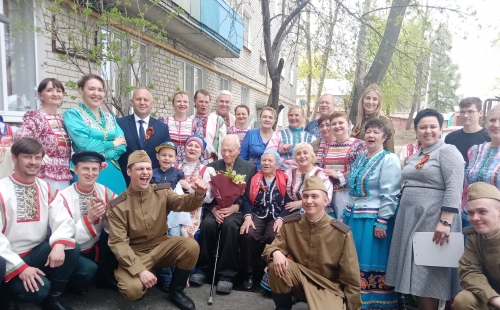 концертные бригады областного центра народной культуры поздравили ветеранов с днем победы