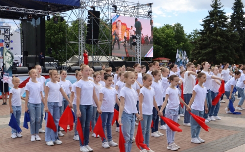 творческие коллективы центра народной культуры ульяновской области принимают участие в праздновании дня россии